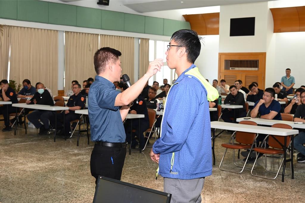 苗栗警推「唾液快篩」抓毒駕 拒檢最高罰18萬、吊照吊牌