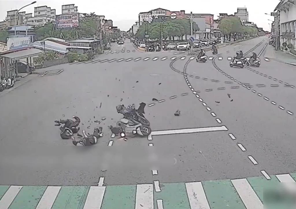 宜蘭死亡車禍!機車闖紅燈撞飛待轉起步女騎士