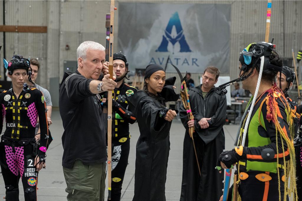 《阿凡達:火與燼》幕後花絮照, 左前為詹姆斯卡麥隆。(二十世紀影業提供)