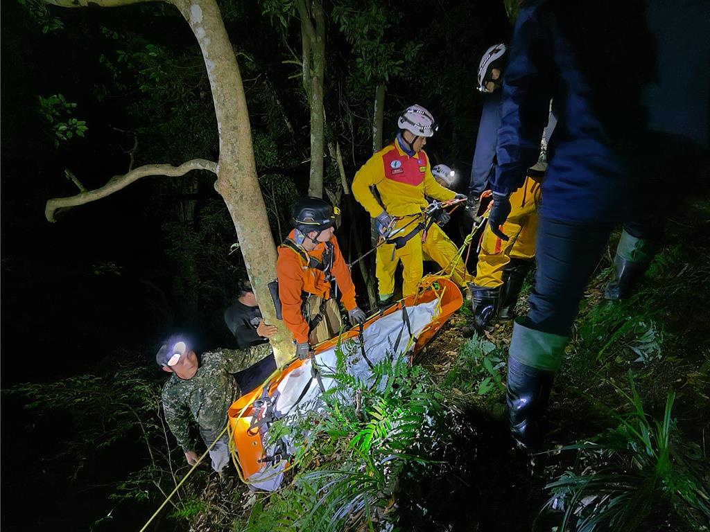 7旬翁赴獵場失蹤 尋獲已成冰冷遺體 搜救人員費3小時運下山