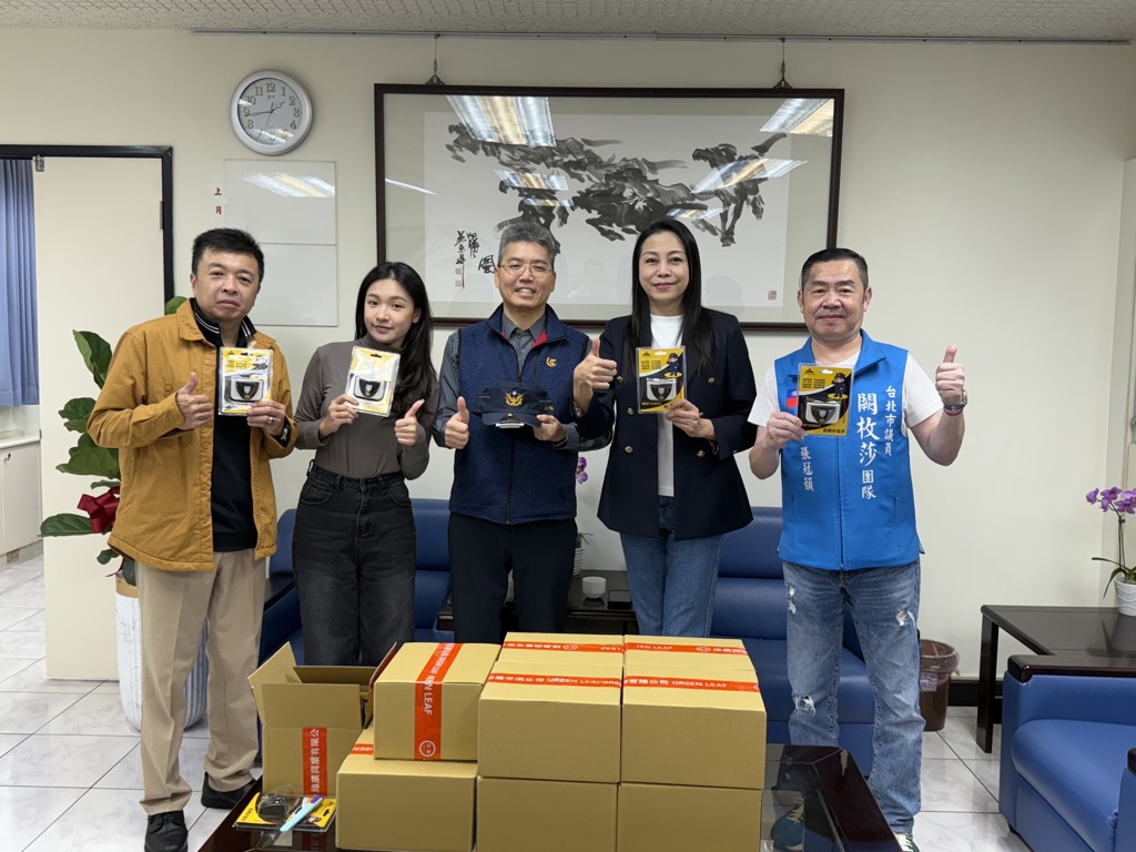 強化員警夜間執勤安全  闕枚莎邀企業贈帽沿燈守護人民褓母