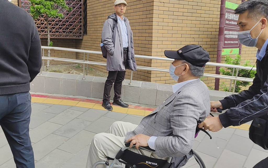 涉指示中石化溢價30億買京華城土地  沈慶京坐輪椅移送北檢