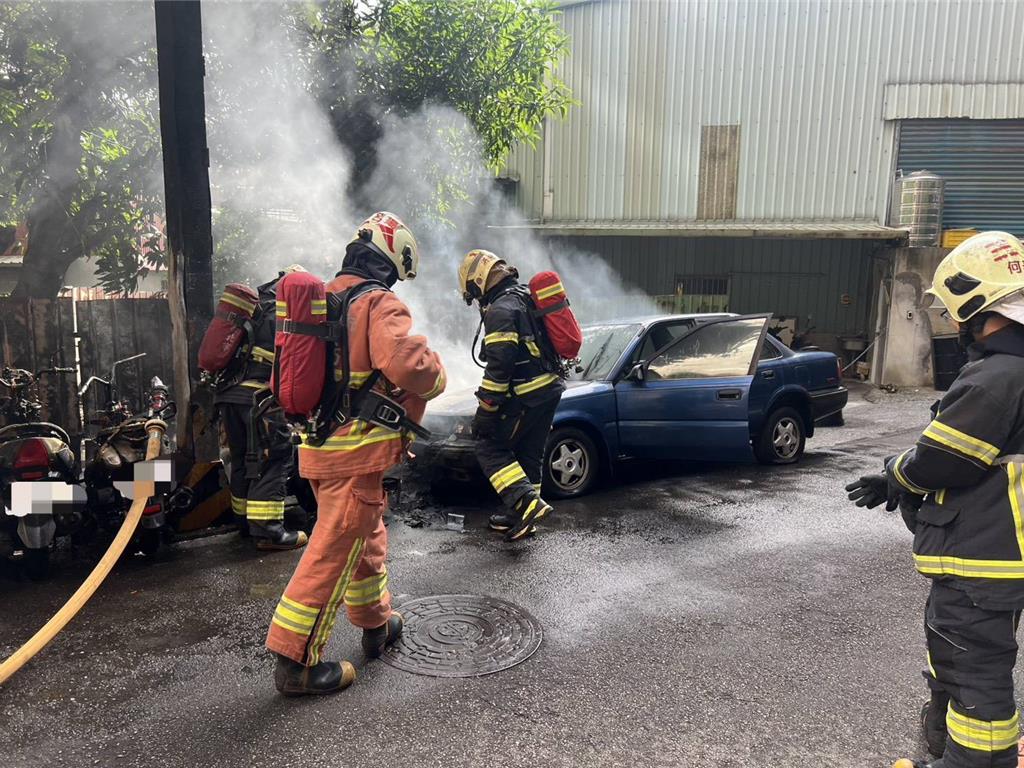 小客車起火波及6機車和變電箱 警消急出動撲滅火勢
