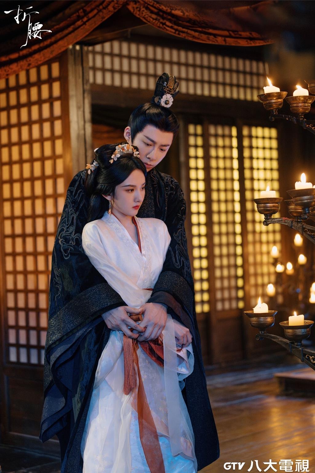 劉宇寧（後）在劇中迎娶家仇之女。（八大提供）