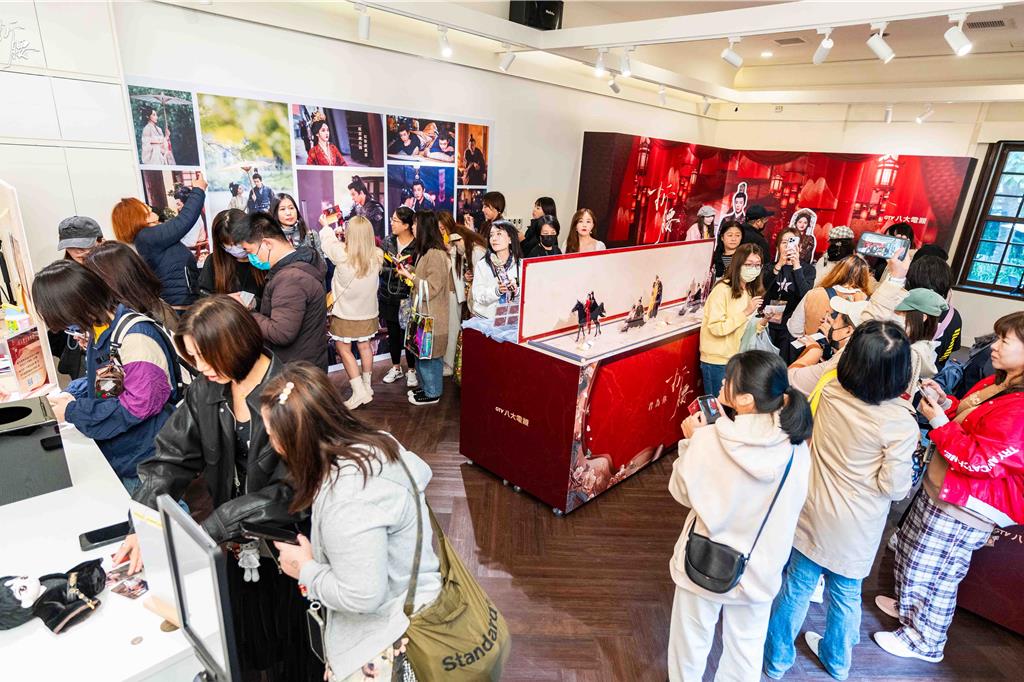 《折腰》特展吸500粉。（八大提供）