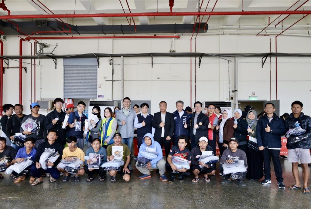 凜冬發放發熱衣帽 新北勞工局送暖萬里外籍漁工