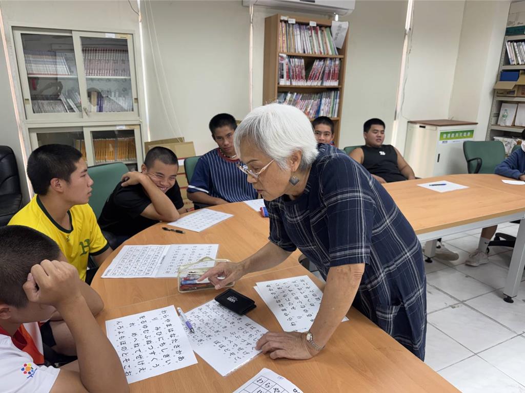 旅日50年返鄉再出發！69歲王霖薇在台東授日語 成銀髮就業典範