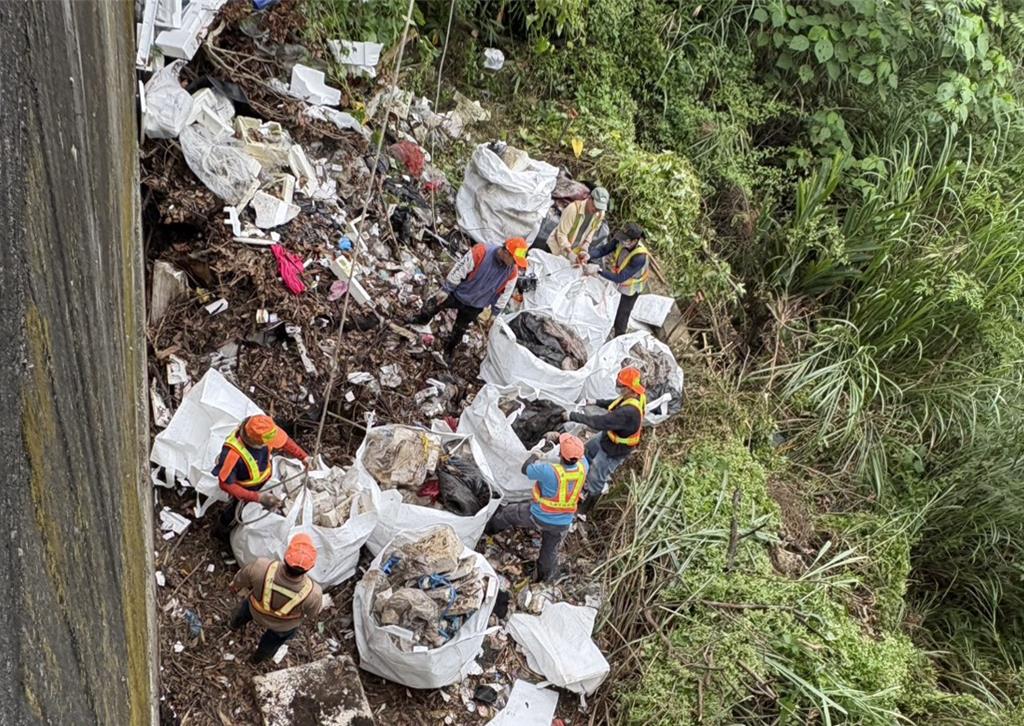 抓不完！高雄燕巢山區又見垃圾堆 環保局出動吊車清運