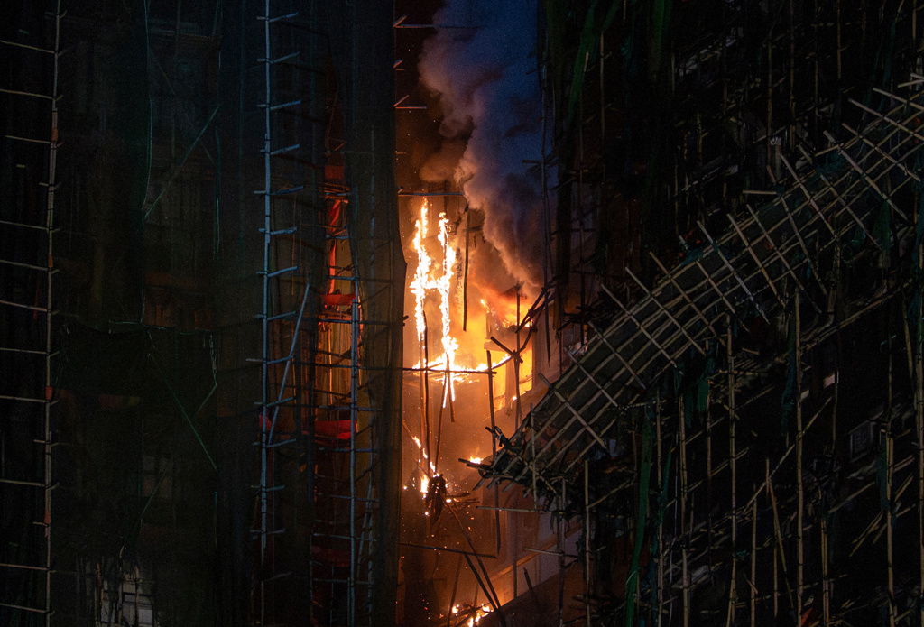 香港惡火》滿屋濃煙蹲身逃生 住戶:消防員用生命來救援