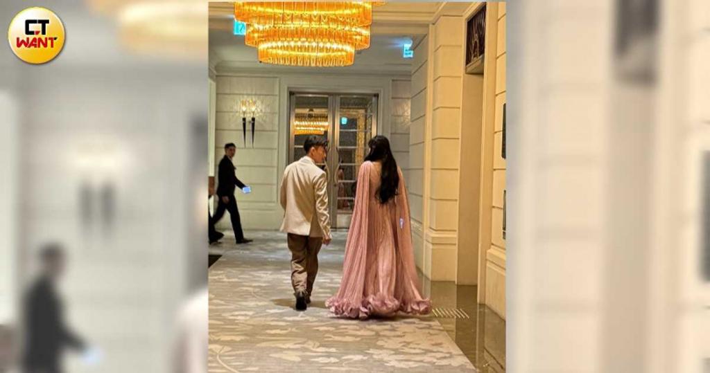 王力宏前妻李靚蕾現身！穿低胸禮服「飄」進邱澤、許瑋甯婚禮  