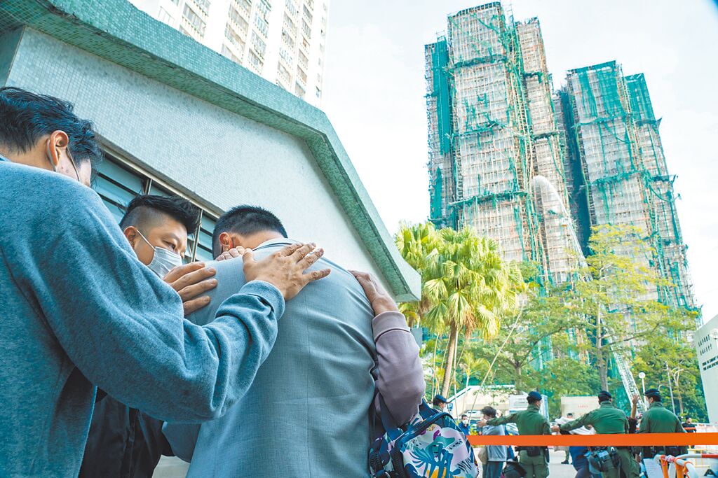 香港大埔宏福苑火災事故遇難者家屬，27日在廣福社區會堂辨認遺體照片後悲痛不已。（中新社）