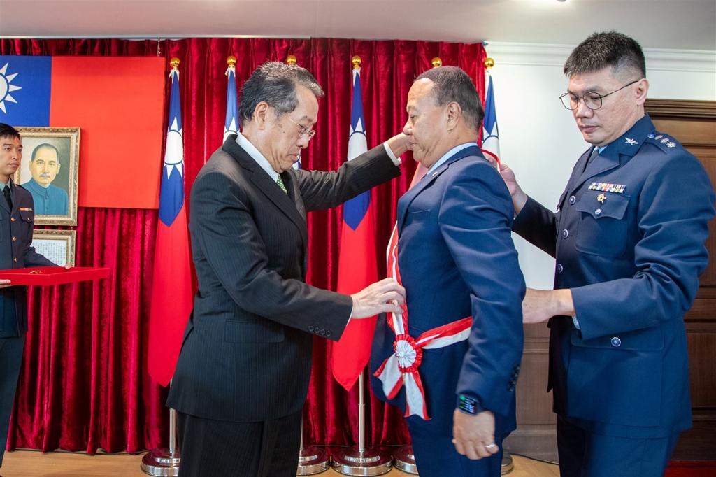 表彰國防貢獻 柏鴻輝獲頒「二等雲麾勳章」