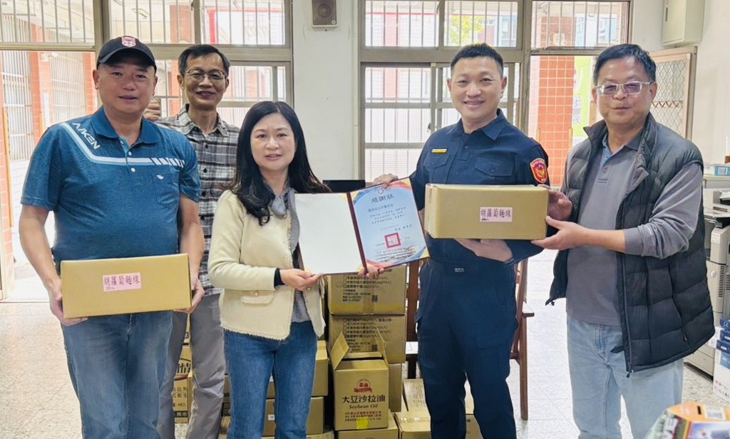 求學路不孤單!暖警攜手警友站捐物資 守護126名學子過冬