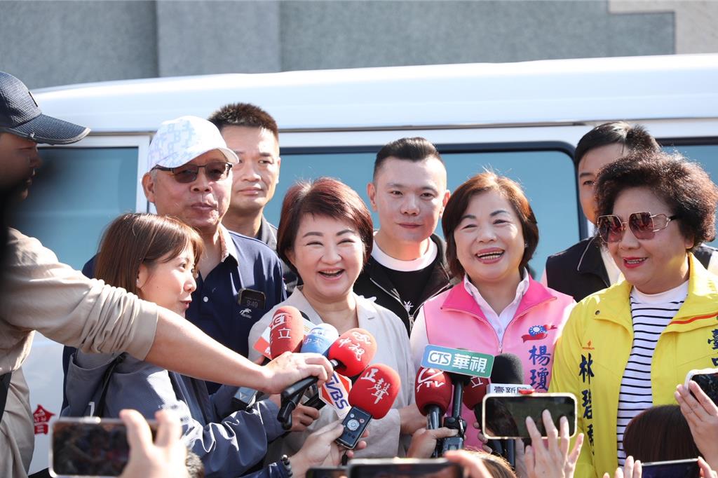 楊瓊瓔表態參選台中市長後首度同框 盧秀燕牽手送5個字