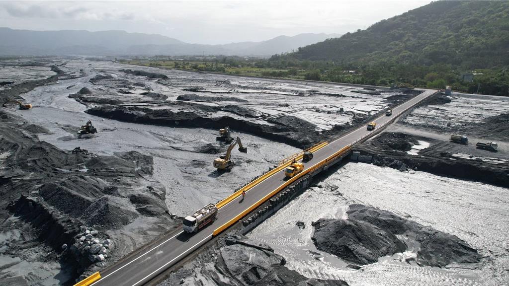 花蓮馬太鞍溪橋臨時便道搶通 限速30公里 全聯結車禁行