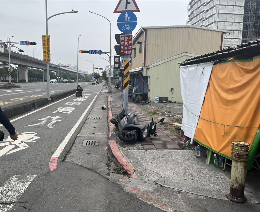 高雄死亡車禍！老翁開車右轉未禮讓 23歲女騎士滑行撞號誌桿身亡