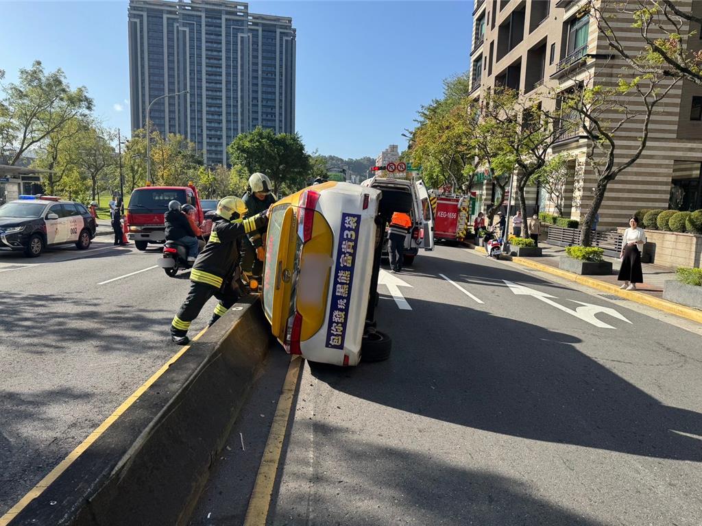北市文山區9小時內連兩起 車輛翻車幸皆無人傷亡