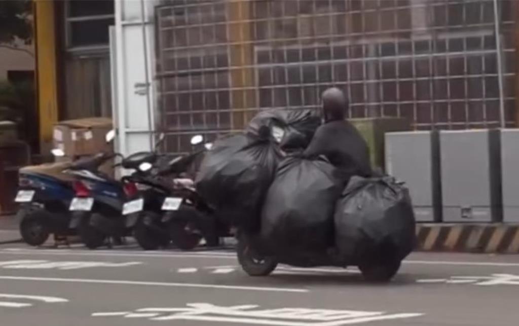 楠梓機車違規掛5大袋資源回收物 轄區警方依法舉發