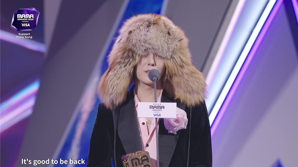 GD再拿一獎狂放閃「握手死不放」 MAMA上甜喊：下次換我頒給你