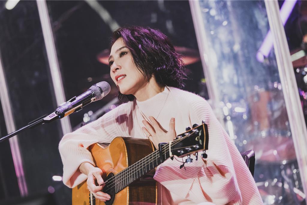 戴佩妮出事了！才剛奪金馬獎「唱一半被砸」最新傷勢曝光