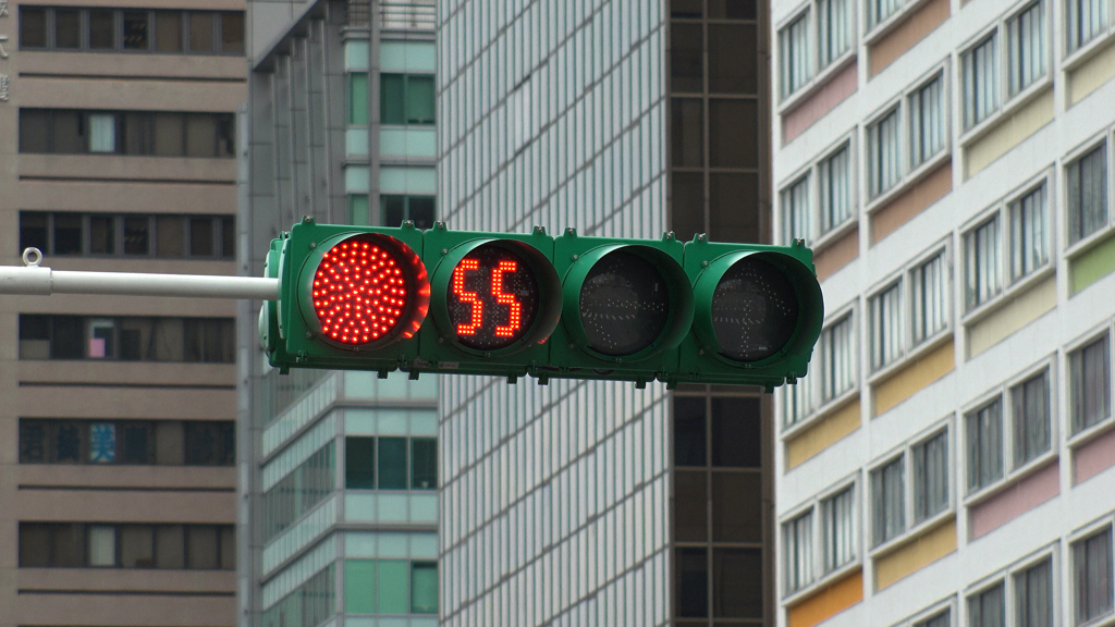 「從加油站空地」繞進巷子 挨罰闖紅燈！騎士喊：沒停止線