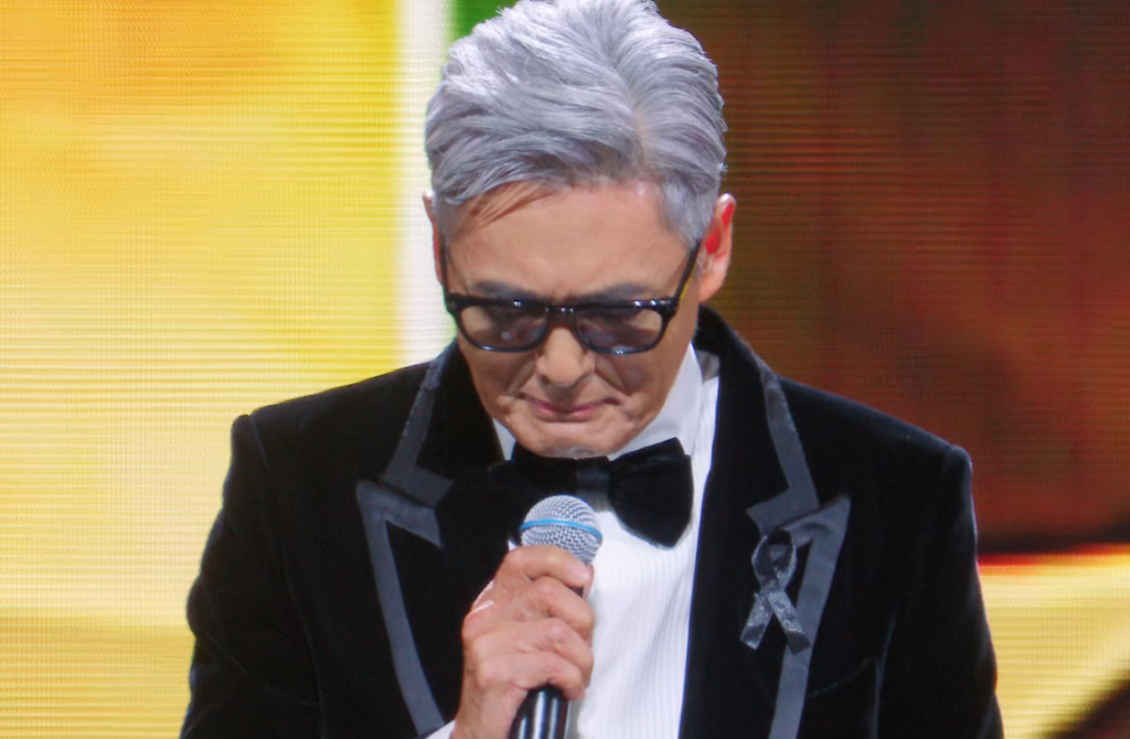 周潤發來了！滿頭白髮出席MAMA　低頭哽咽為香港哀悼