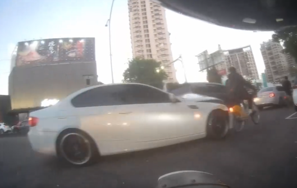 欠12萬維修費落跑！38歲男疑又肇事　白色BMW撞倒Ubike騎士