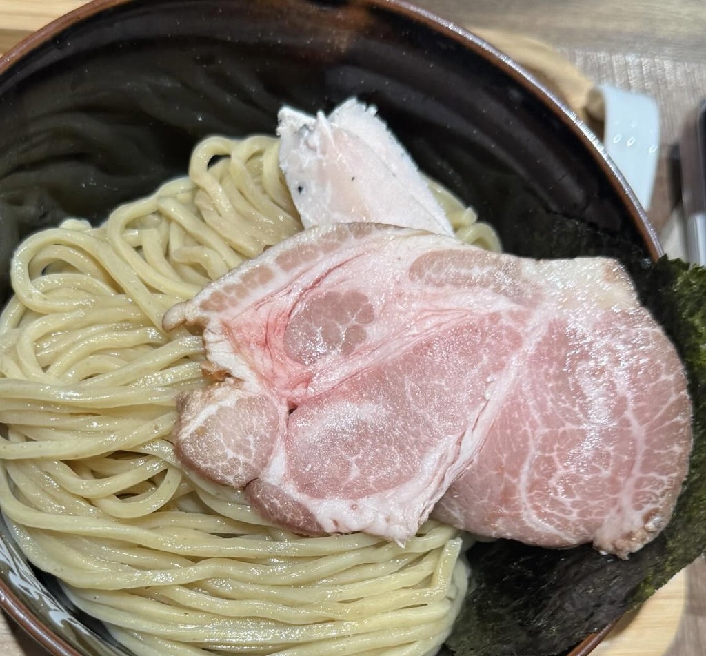 粉嫩到發亮！北市知名拉麵店疑端生叉燒稱「舒肥豬」 衛生局要查了