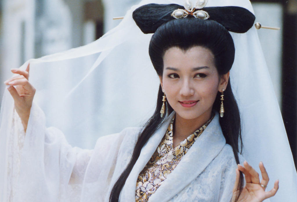 71歲趙雅芝傳遭粉絲闖飯店房間　「躺床喊好香」變態行徑曝光