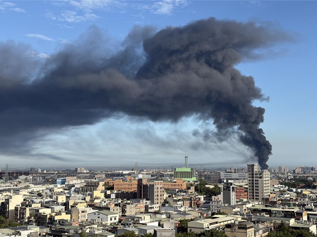 蘆竹鐵皮工廠惡火竄大量濃煙 百名打火弟兄搶救