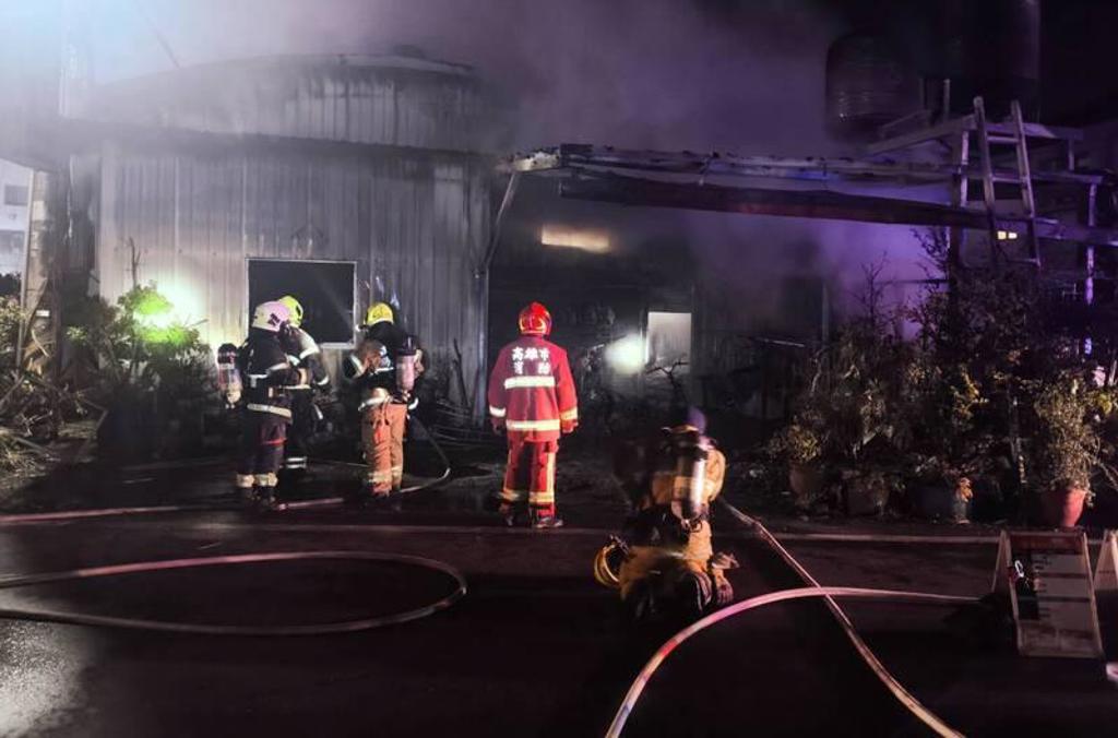 保養廠突傳爆炸聲！「烈焰狂燒」母親喪生 兒子悲慟哭不止