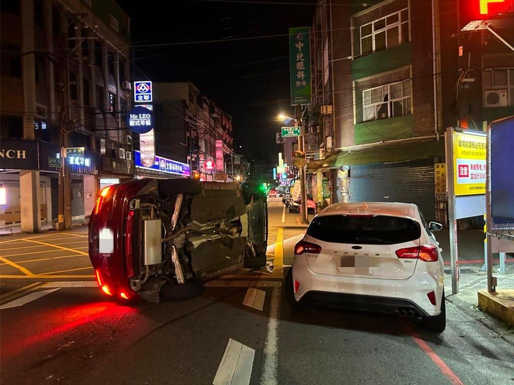桃園男深夜擦撞路邊車輛側翻大馬路 幸無人受傷