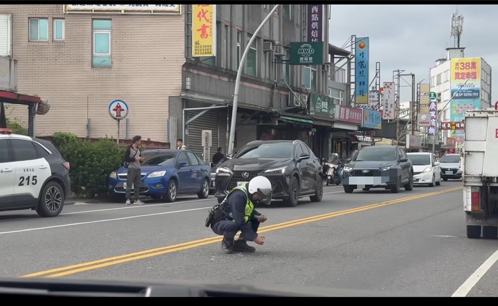 徒手撿玻璃守護用路人！ 宜蘭阿Sir暖舉被網友捕捉狂讚