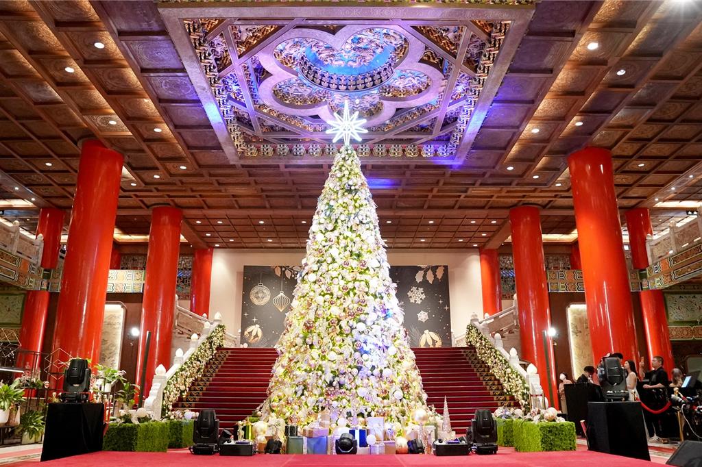 快來打卡!花藝冠軍打造中式宮廷風飯店 全新夢幻聖誕新地標+1