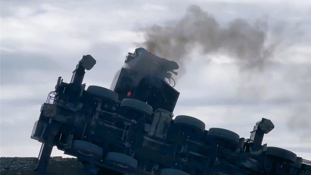 台東成功漁港吊車側翻 2人受困1失去生命跡象