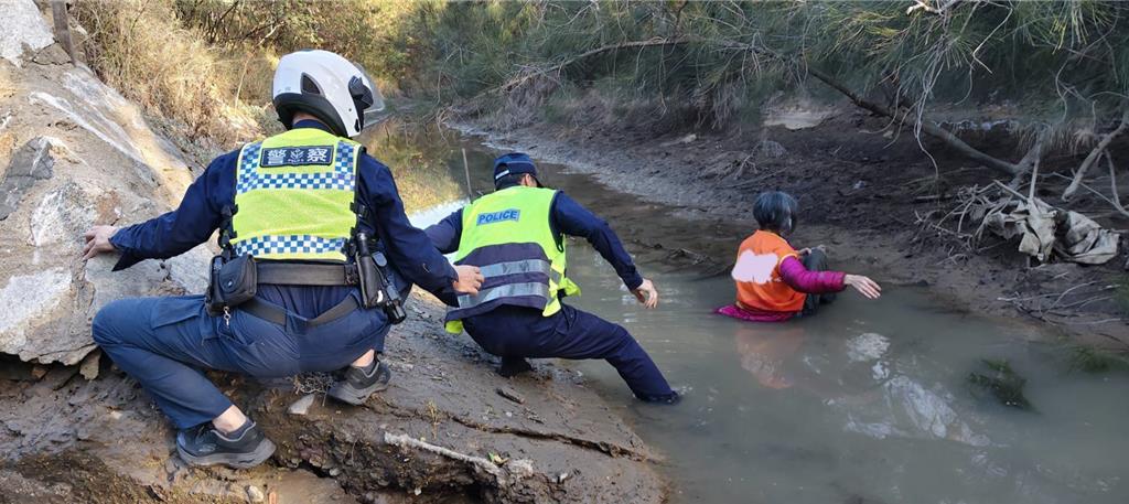 金門老婦寒冬迷途陷出海口泥灘 警動員搶時間涉險救援