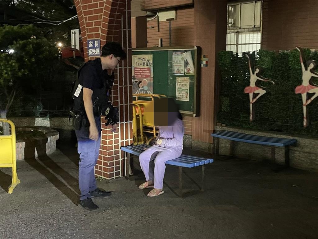 趁爸補眠溜出門 2幼童迷途驚魂員警助返家