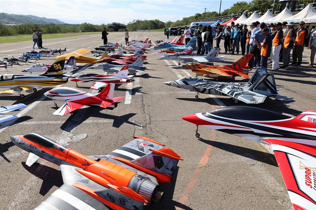 空中競技!全台飛行好手齊聚苗栗 噴射機、多軸機性能炸裂