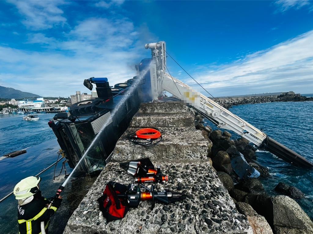 台東成功漁港工安意外！ 吊車翻覆又起火釀1死1傷