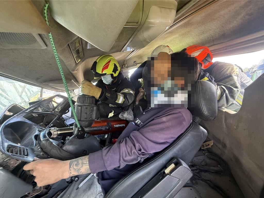 馬太鞍溪疏濬道嚴重車禍! 砂石車側傾對撞 駕駛受困壓扁車頭