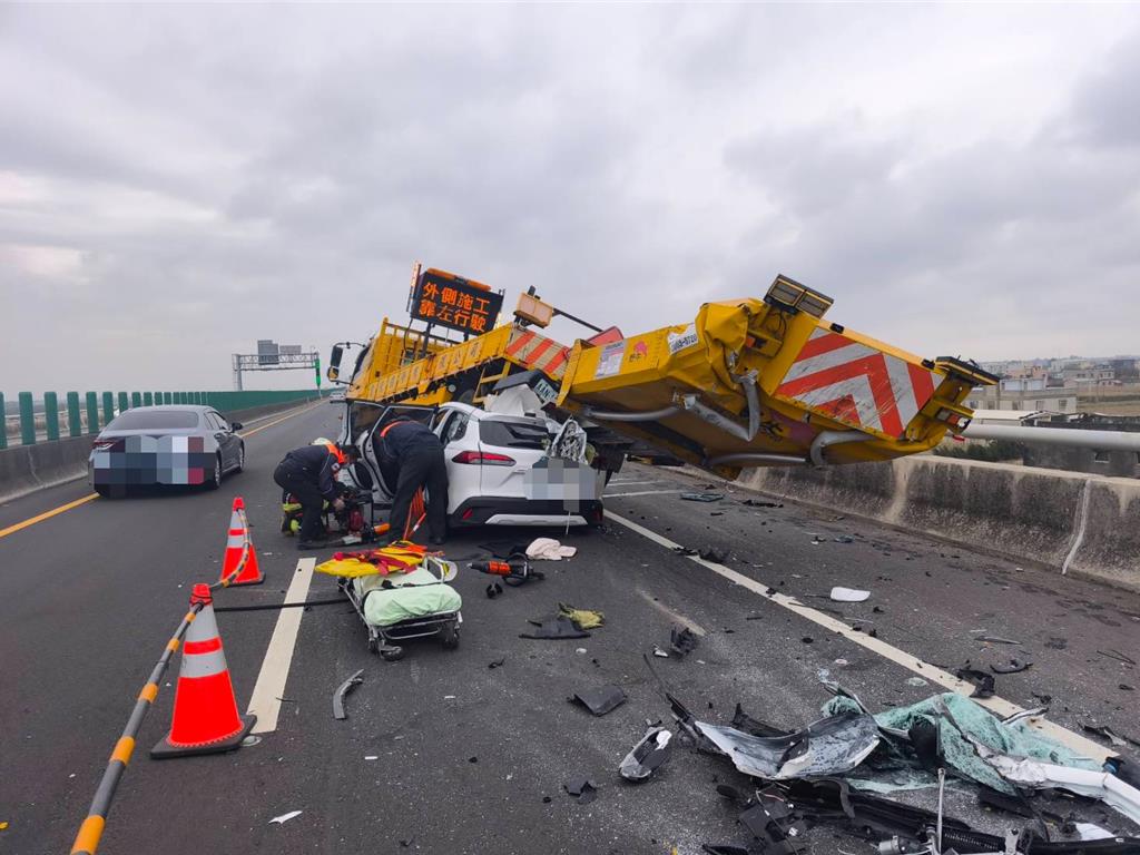 台61線追撞事故!休旅車塞入工程車底 駕駛人命危送醫
