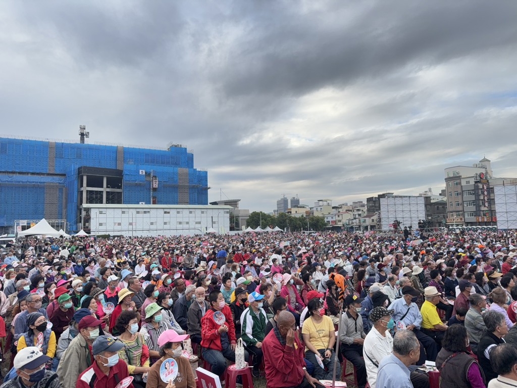 邱議瑩鳳山造勢有大咖蘇貞昌站台 現場人潮不輸林岱樺