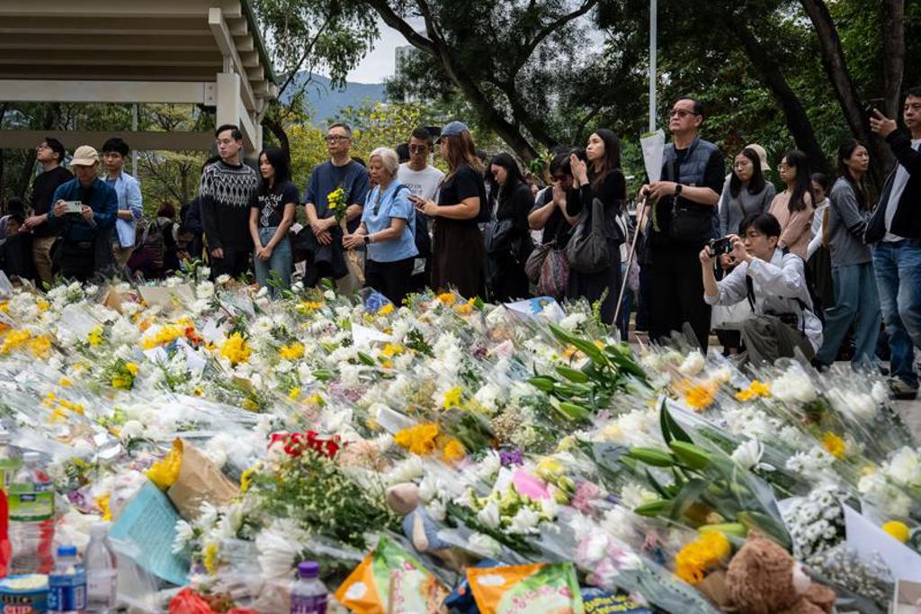 香港市民自发的前往哀悼，鲜花成海。(图/美联社)