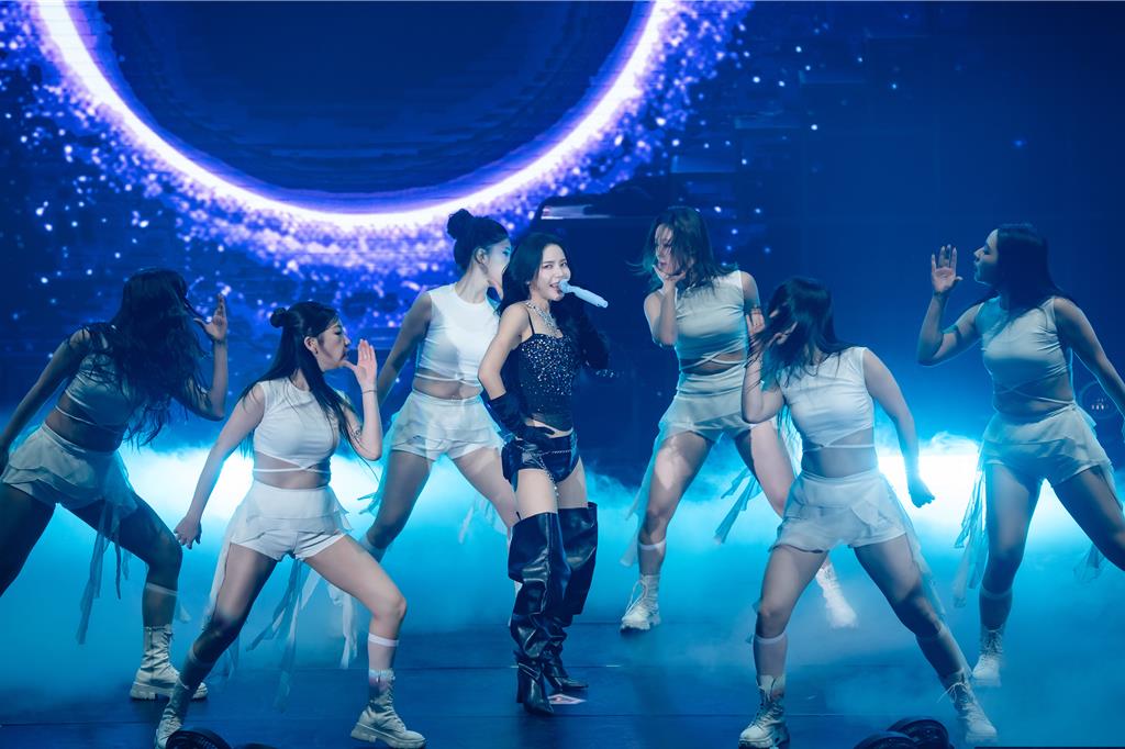 頌樂來台三角熱褲火辣開唱！粉絲狂安可不放人 她急喊：我要上廁所