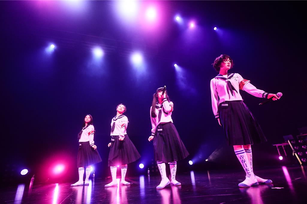 新學校領袖來台開唱不忘爆吃 突掀裙襬改名「新學校的小籠包」