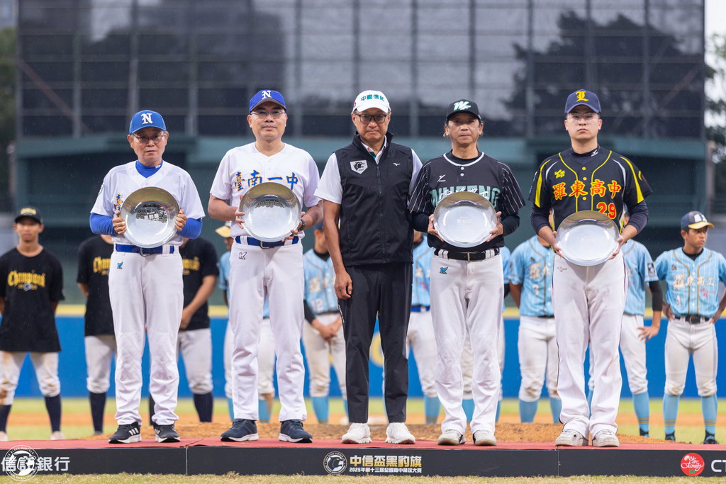 中信盃黑豹旗》「黑豹獎」致敬幕後推手 教練化療也不缺席練球