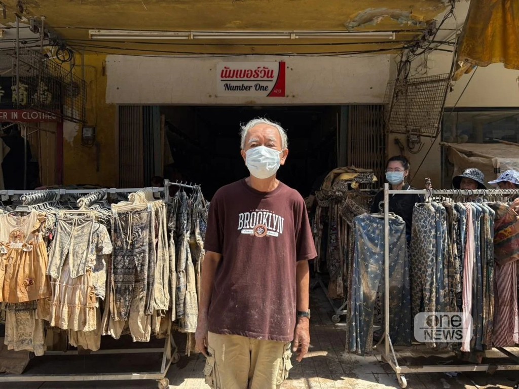 大水釀災！ 服裝店7旬老闆拋售「浸水貨」求生存