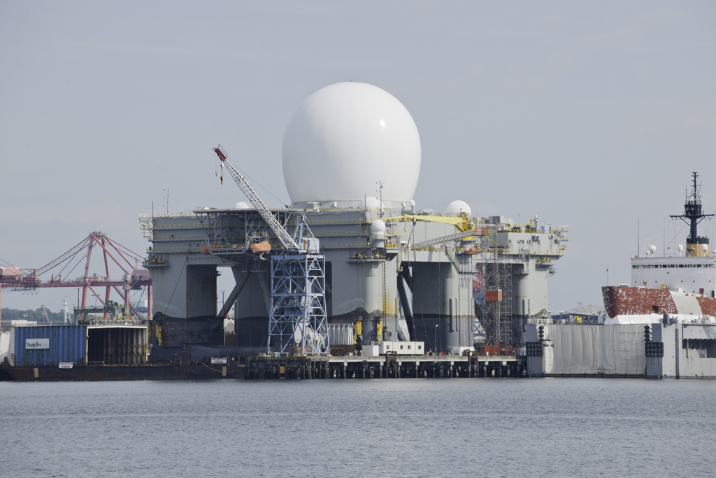 美軍巨型浮動雷達SBX-1更換外罩 露出罕見的雷達本體