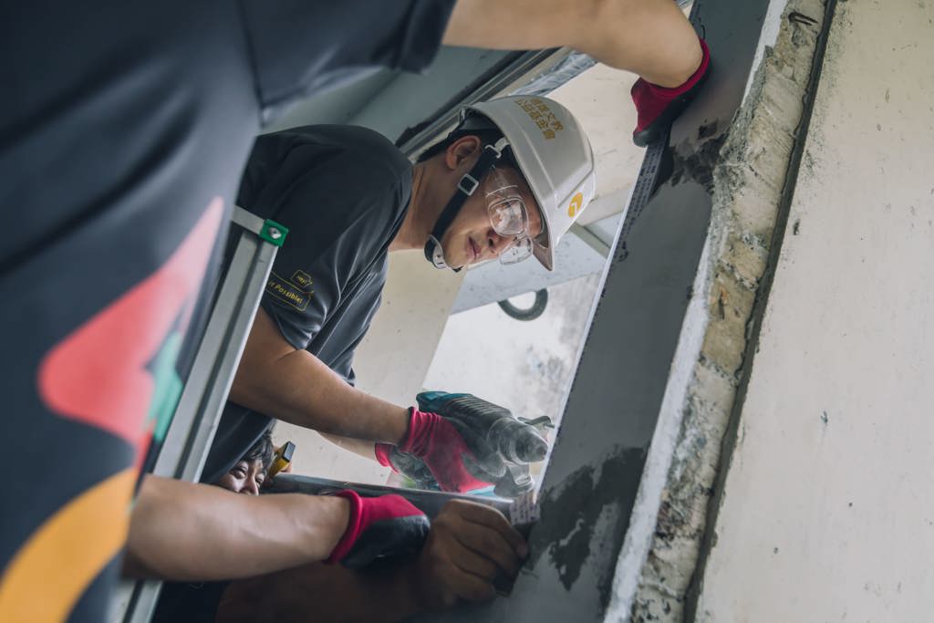 「鋁大師」接手鏟子超人 修繕光復國中活動中心