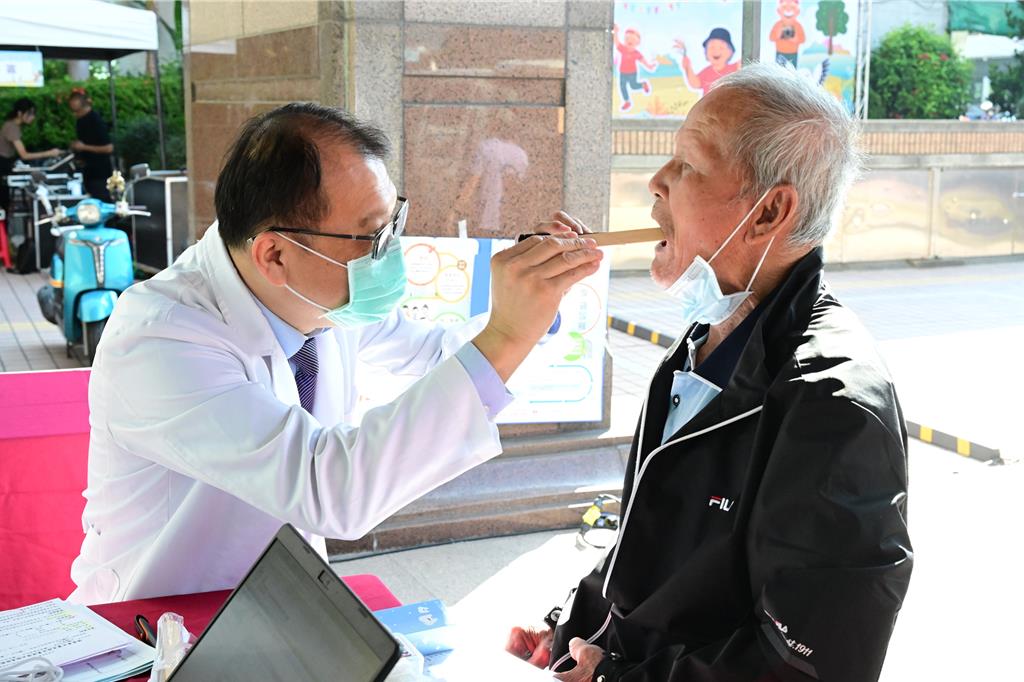 亞大醫院舉辦樂齡嘉年華 揪阿公阿嬤「做伙來動」